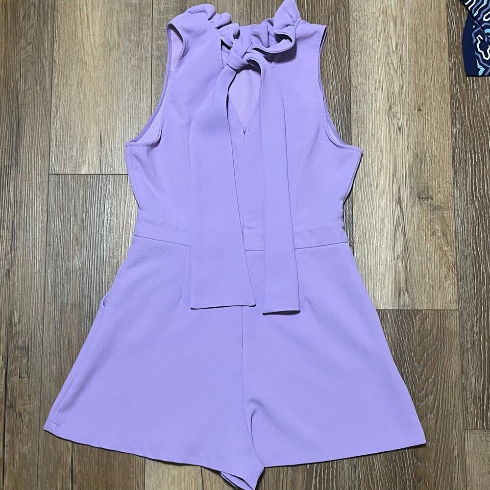 Do + Be Lilac Purple Ruffle Neck Shorts Romper Womens L Tie Bow Back Resort Wear - Picture 5 of 7